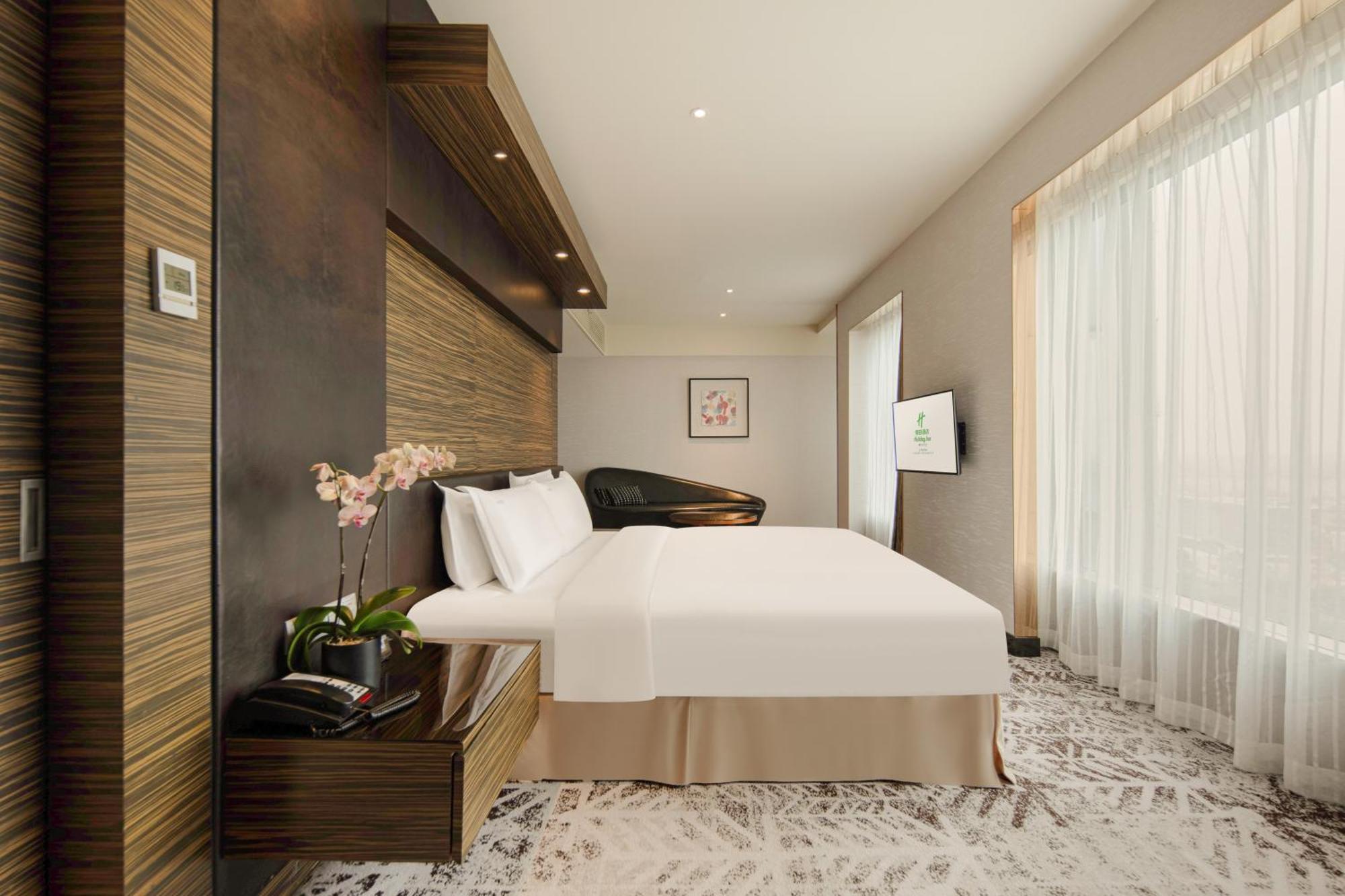 One-Bedroom King Suite Dining Area