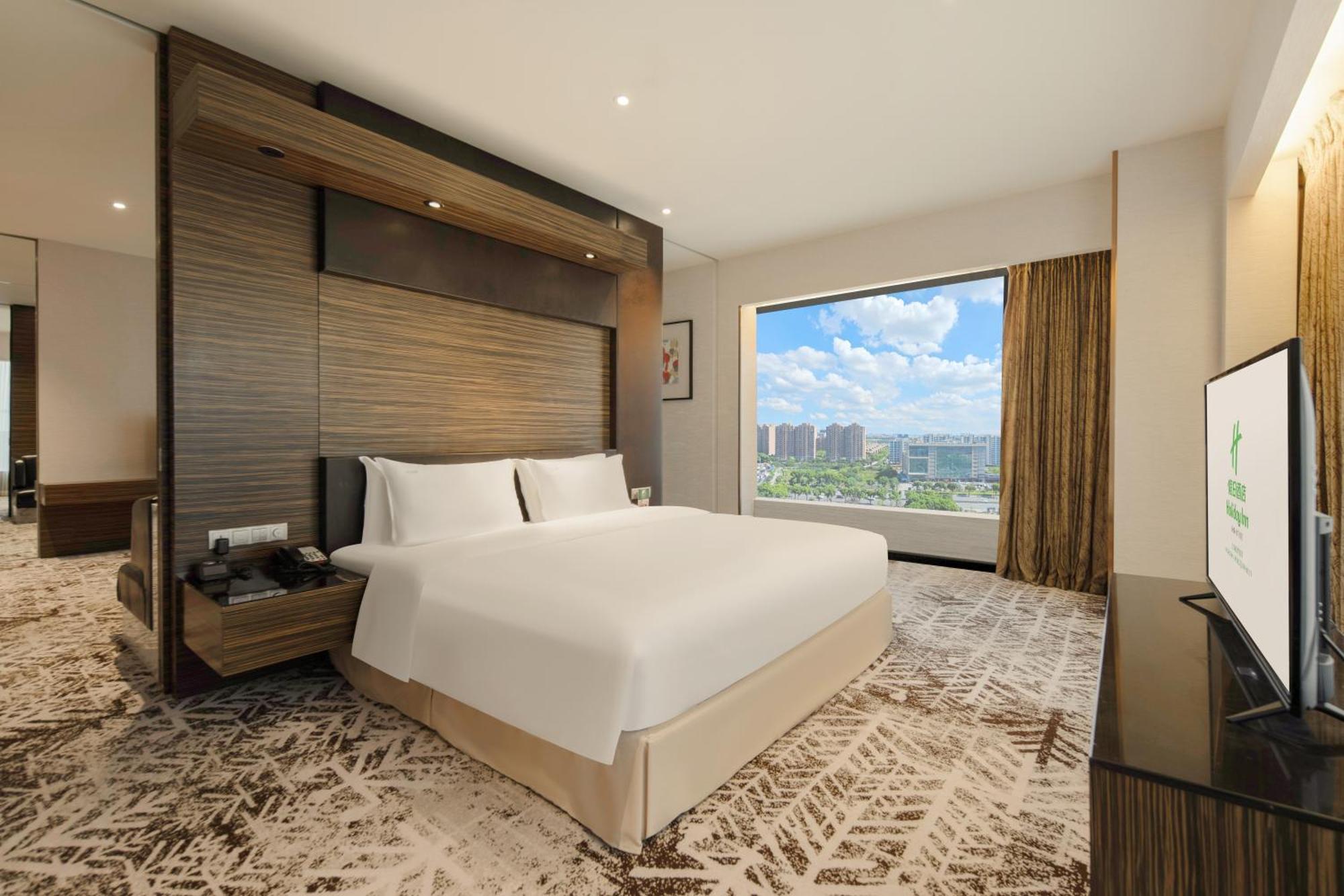 One-Bedroom King Suite Dining Area