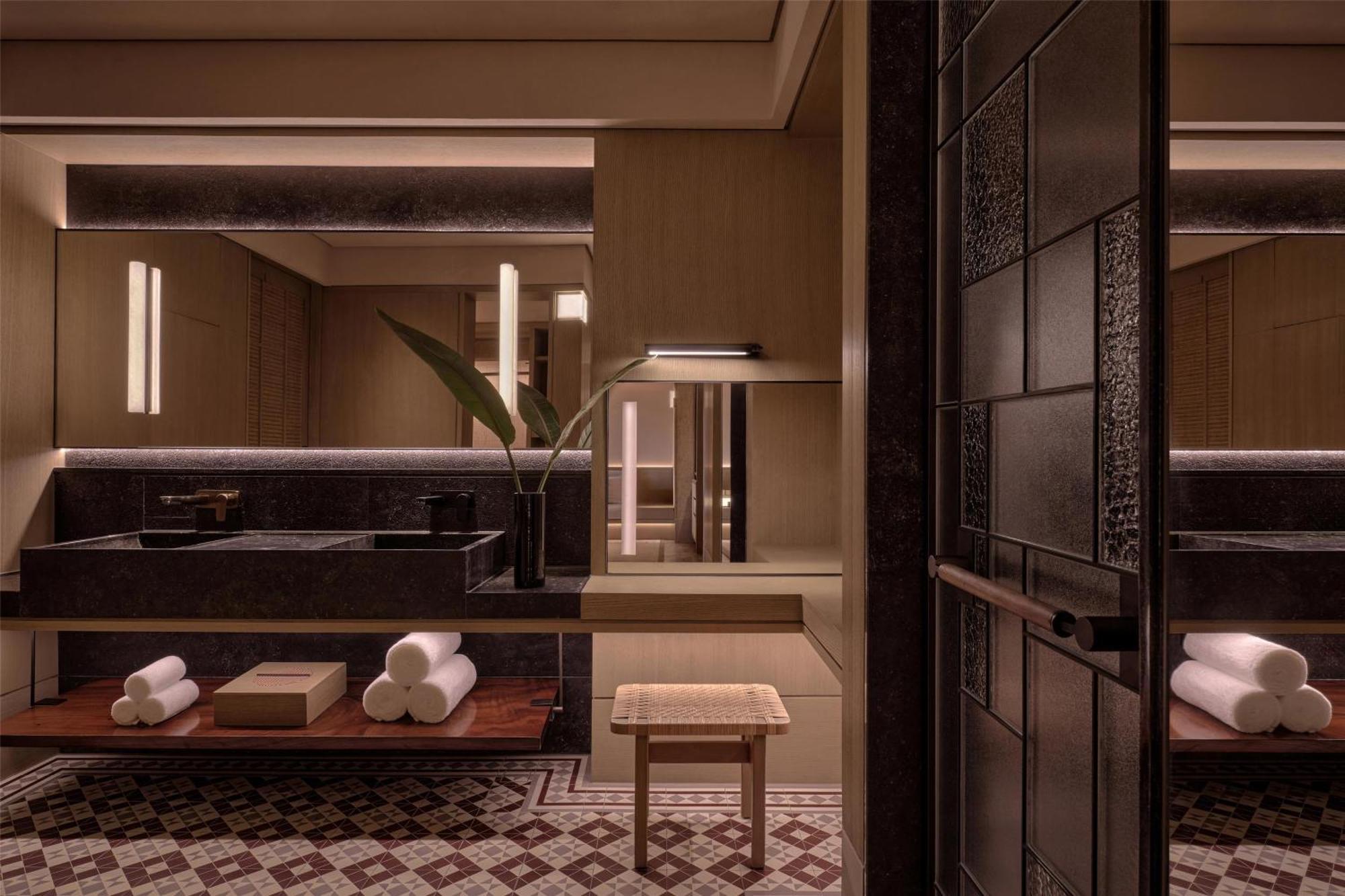 Deluxe King Suite