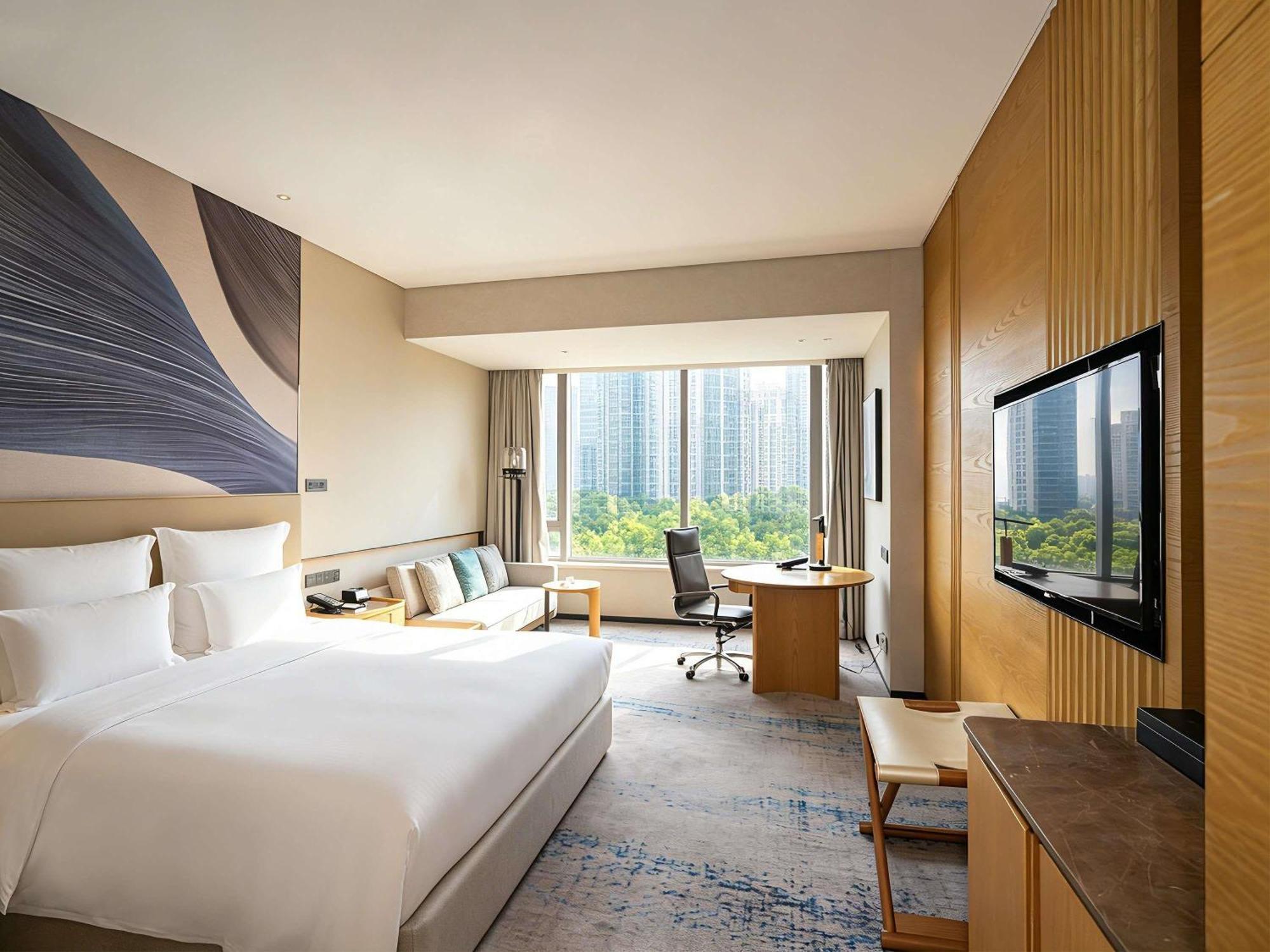 Superior King Room City View
