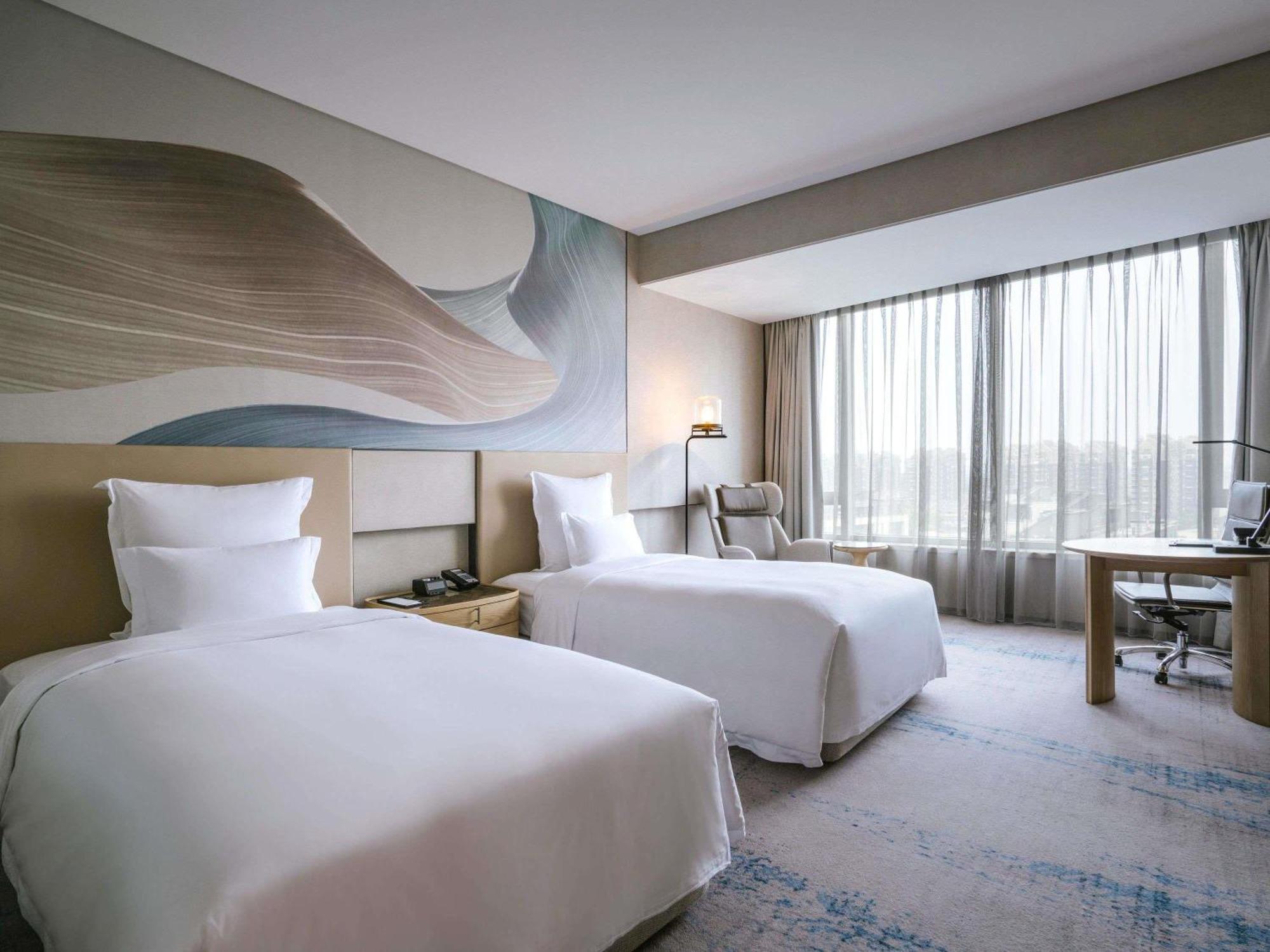 Superior King Room City View