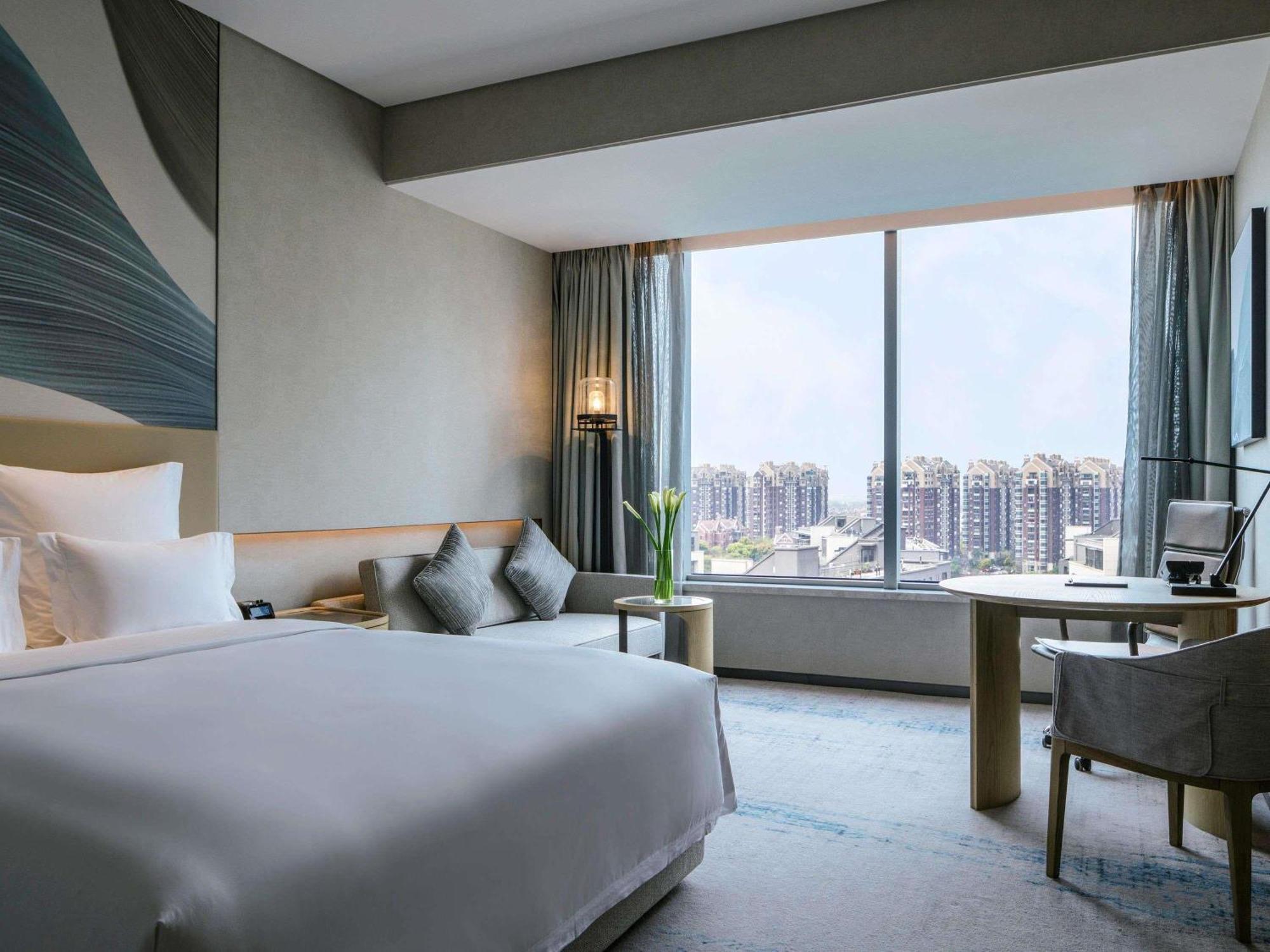 Superior King Room City View
