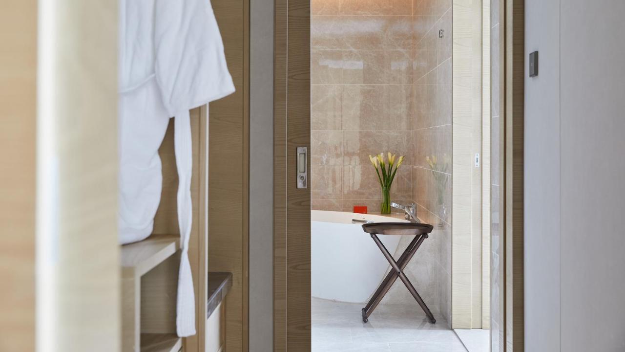 Deluxe Executive King Room City View Lounge Access