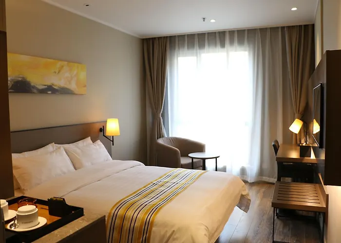 Home Inn Plus Shanghai People'S Square East Jinling Road